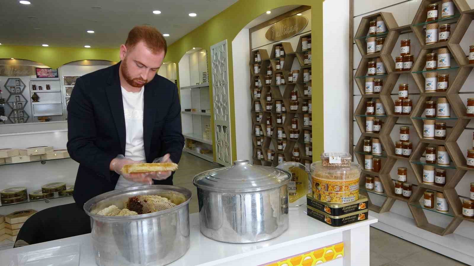Bitlis balı Paris’te bir kez daha ’Altın Bal’ ödülü aldı