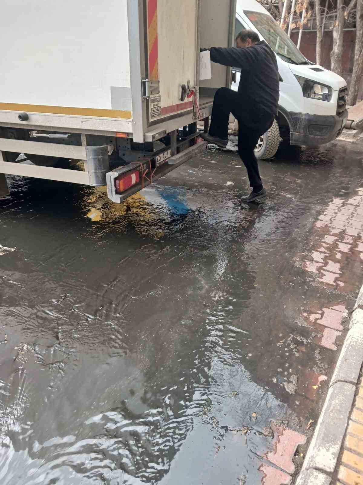 Ağrı PTT Kargo şubesinde su baskını: Önlem alınmadı, gönderiler zarar gördü