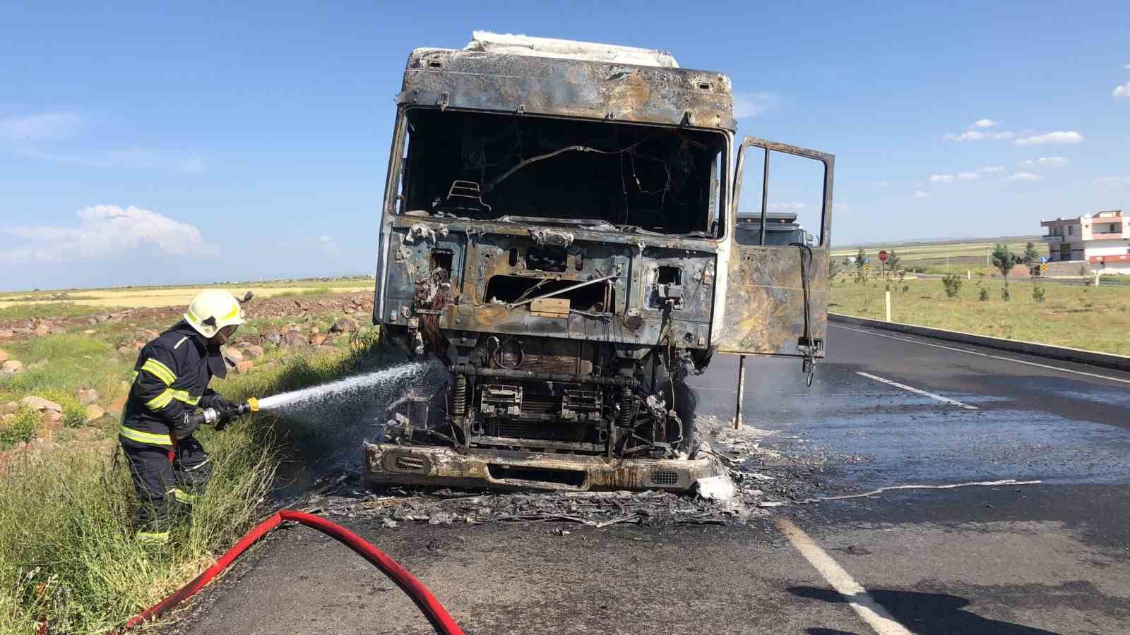 Diyarbakır’da seyir halindeki tuğla yüklü kamyon alev topuna döndü