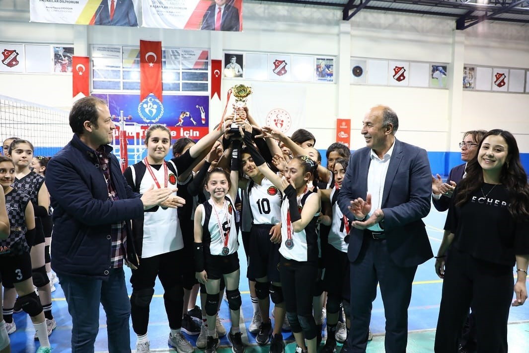 Alaca Belediyespor voleybol takımından büyük başarı