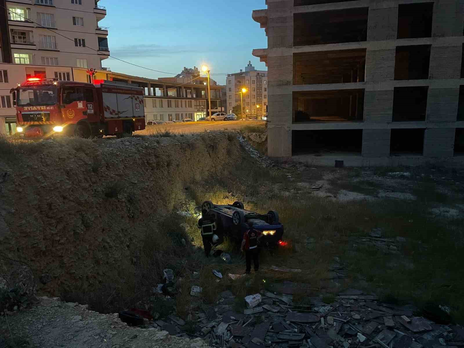 Mardin’de devrilen otomobilin sürücüsü yaralandı