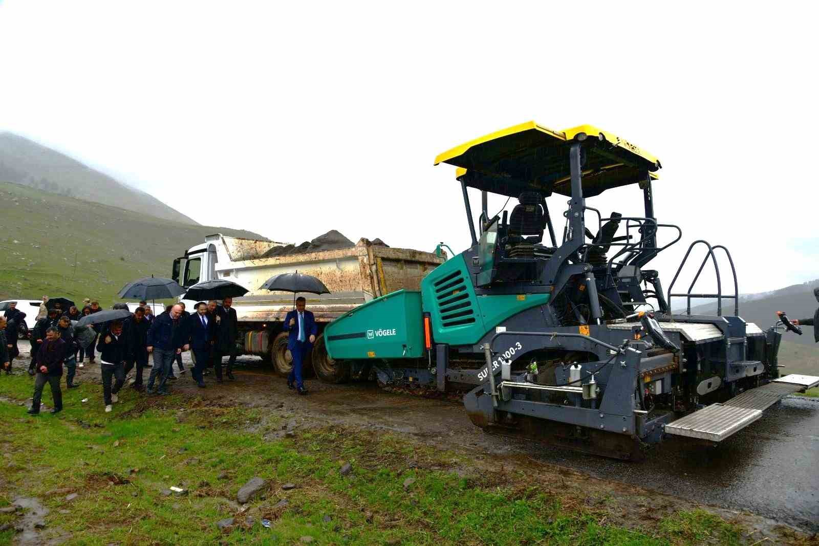 Ardahan’da köy yolları asfalt yerine beton kullanılarak yenileniyor