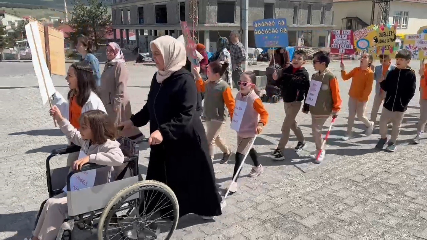 Kars’ta minik yürekler engelliler için yürüdü