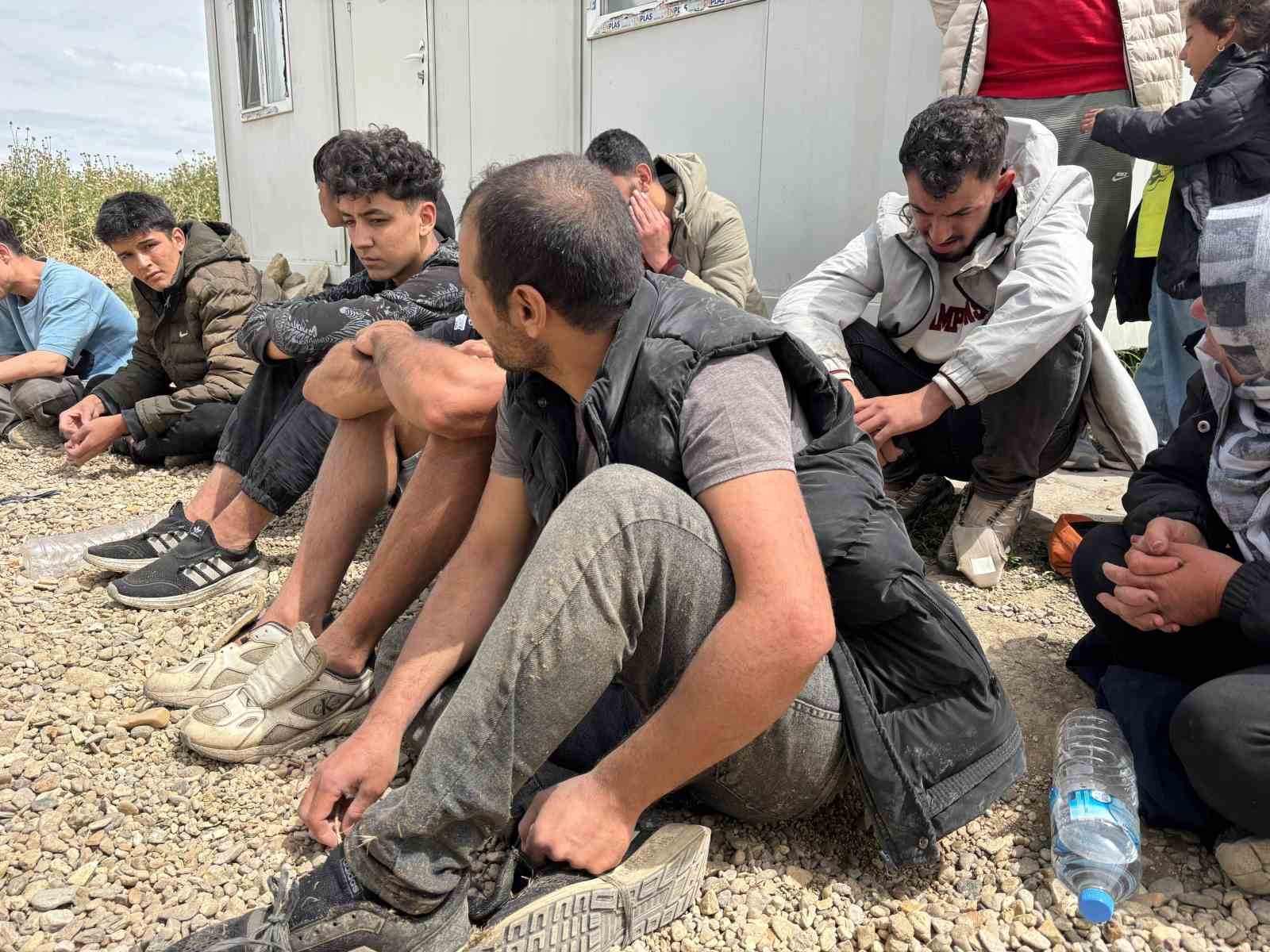 Yunanistan güvenlik güçleri aralarından çocukların ve kadınların olduğu 18 göçmene eziyet etti