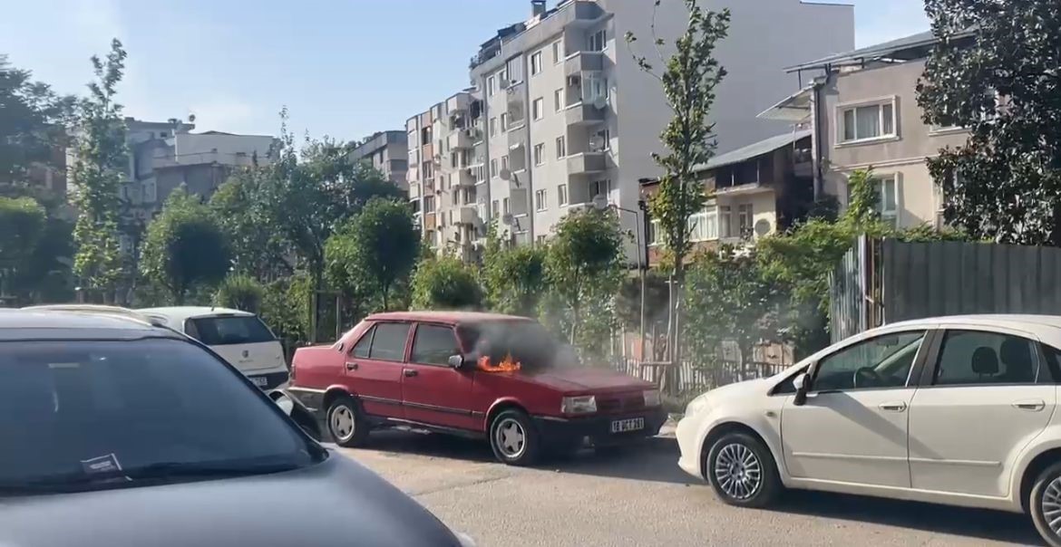 Park halindeki otomobil alev alev yandı