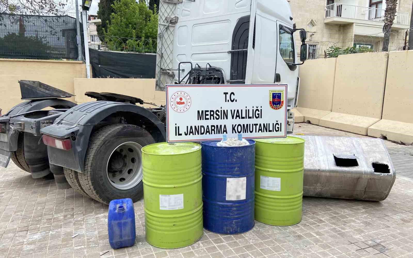 Litrelerce sıvı uyuşturucu böyle ele geçirildi