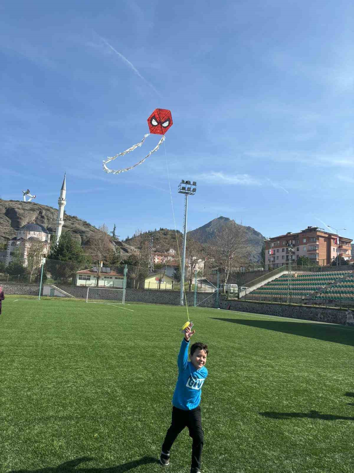 Çocuklar ve aileleri stadyumda buluştu, oyun oynayarak eğlendi