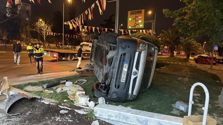 Fatih’te kontrolden çıkan ticari araç yan yattı