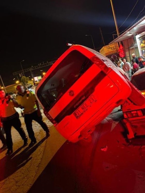 İlginç kaza: Satmak için kaporasını aldığı otomobilinin üzerine hafif ticari araç çıktı