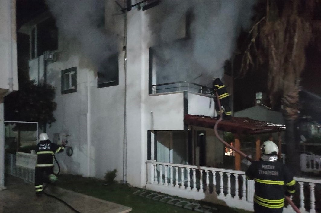 Arsuz’da ev alevlere teslim oldu