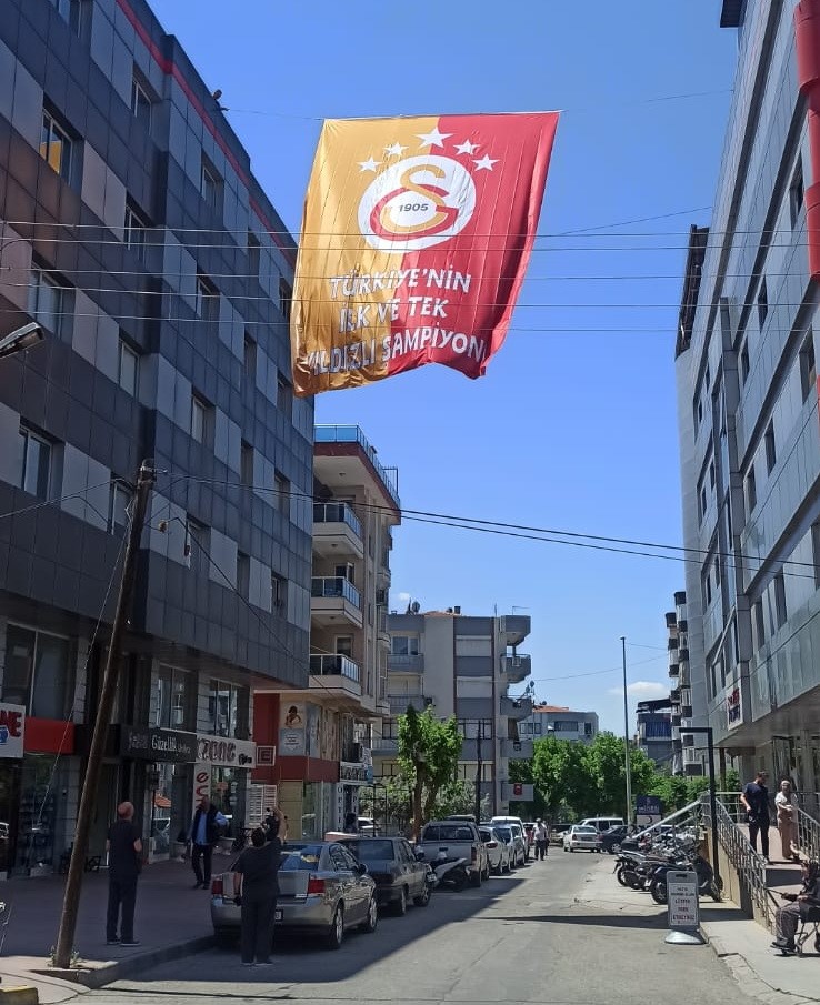 Salihli’de caddelere Galatasaray bayrakları asıldı