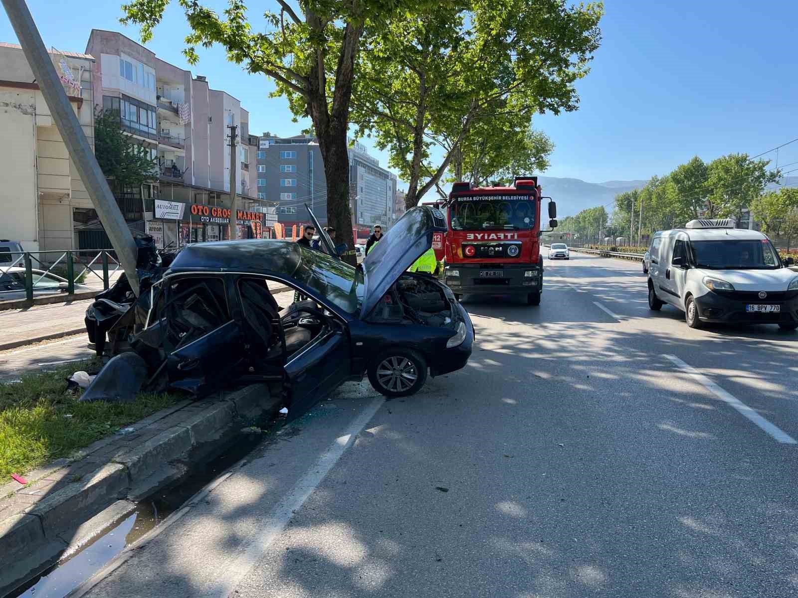 Kontrolden çıkan otomobil aydınlatma direğine çarptı: 1’i ağır 2 yaralı