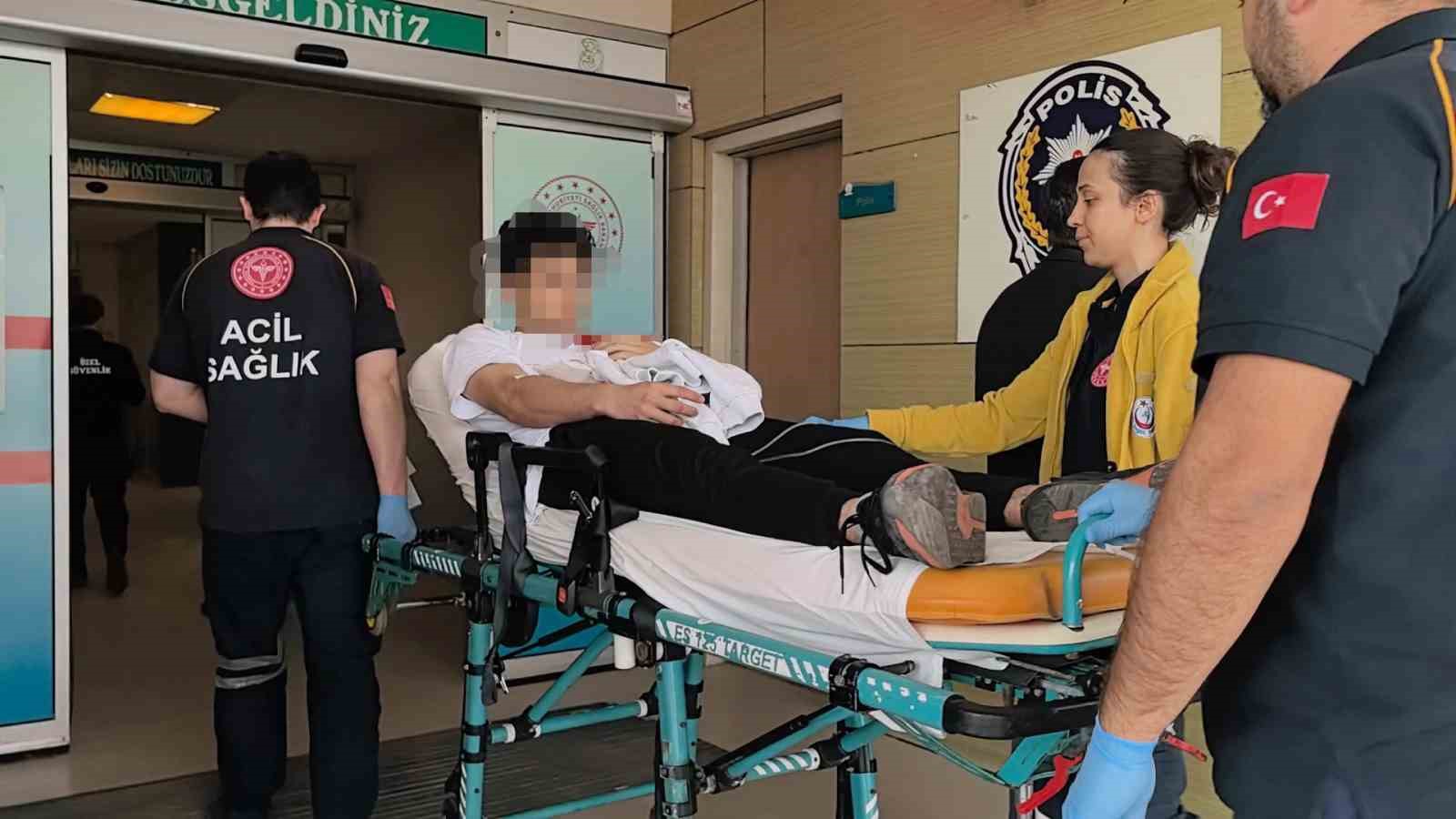 Bursa’da arkadaşıyla şakalaşan genç bıçaklanarak yaralandı