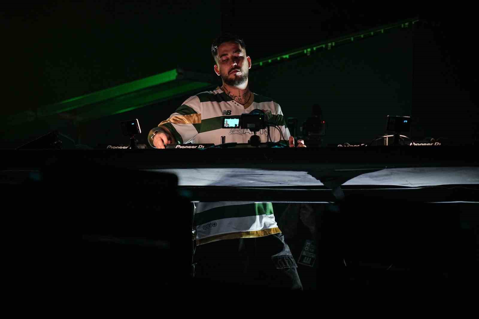 Türk DJ Mahmut Orhan sahneye Bursaspor formasıyla çıktı