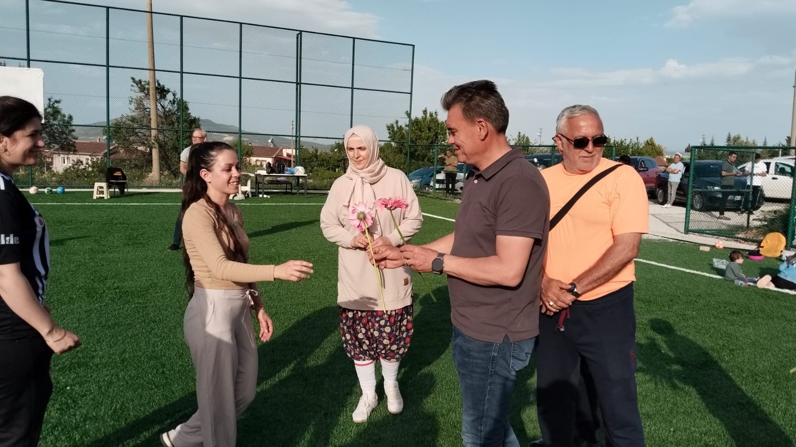 Annelerle oğullarının yeşil sahadaki mücadelesi gülümsetti