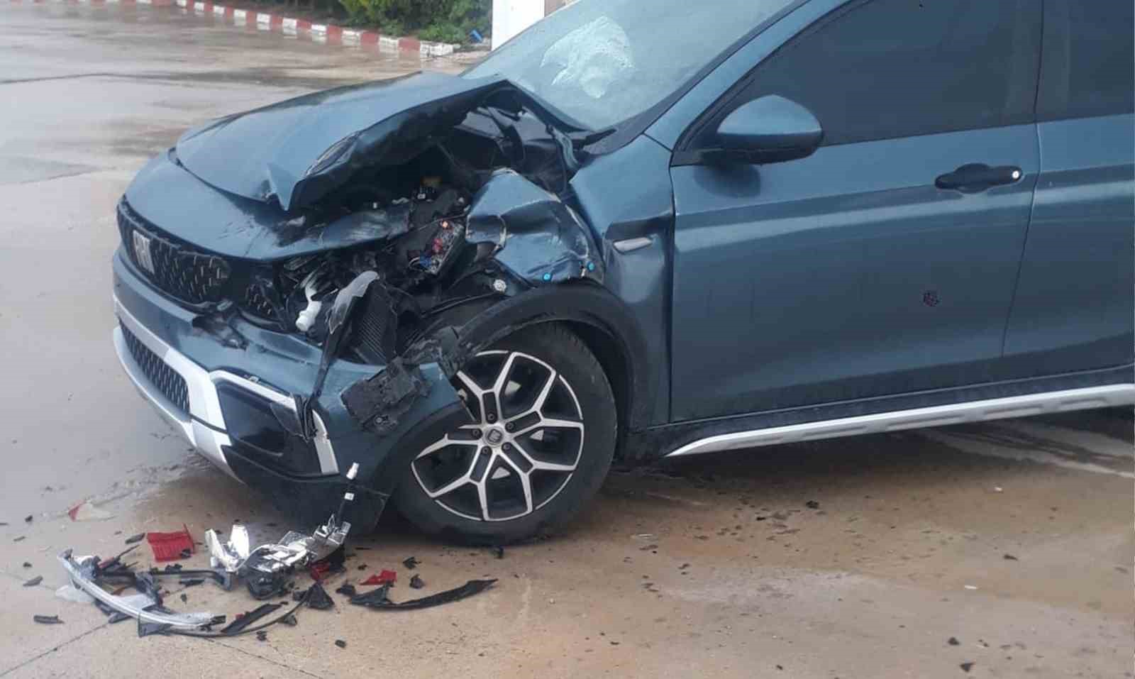 Kırıkkale’de otomobil park halindeki çekiciye çarptı: 2 yaralı