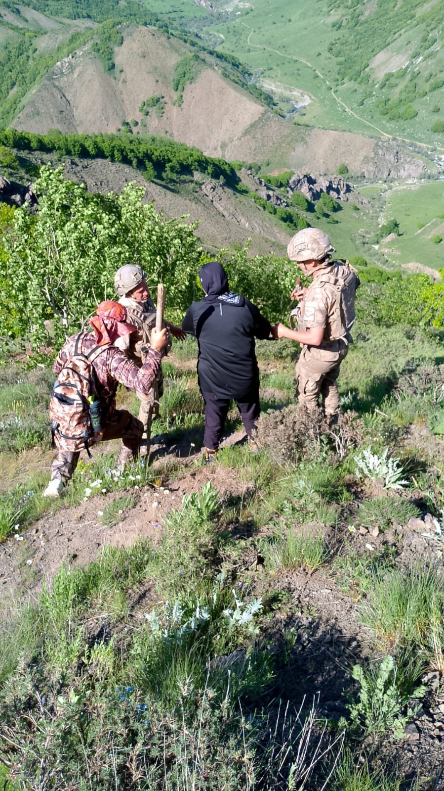 Ot toplamaya gittikleri bölgede kaybolan çiftin yardımına jandarma yetişti