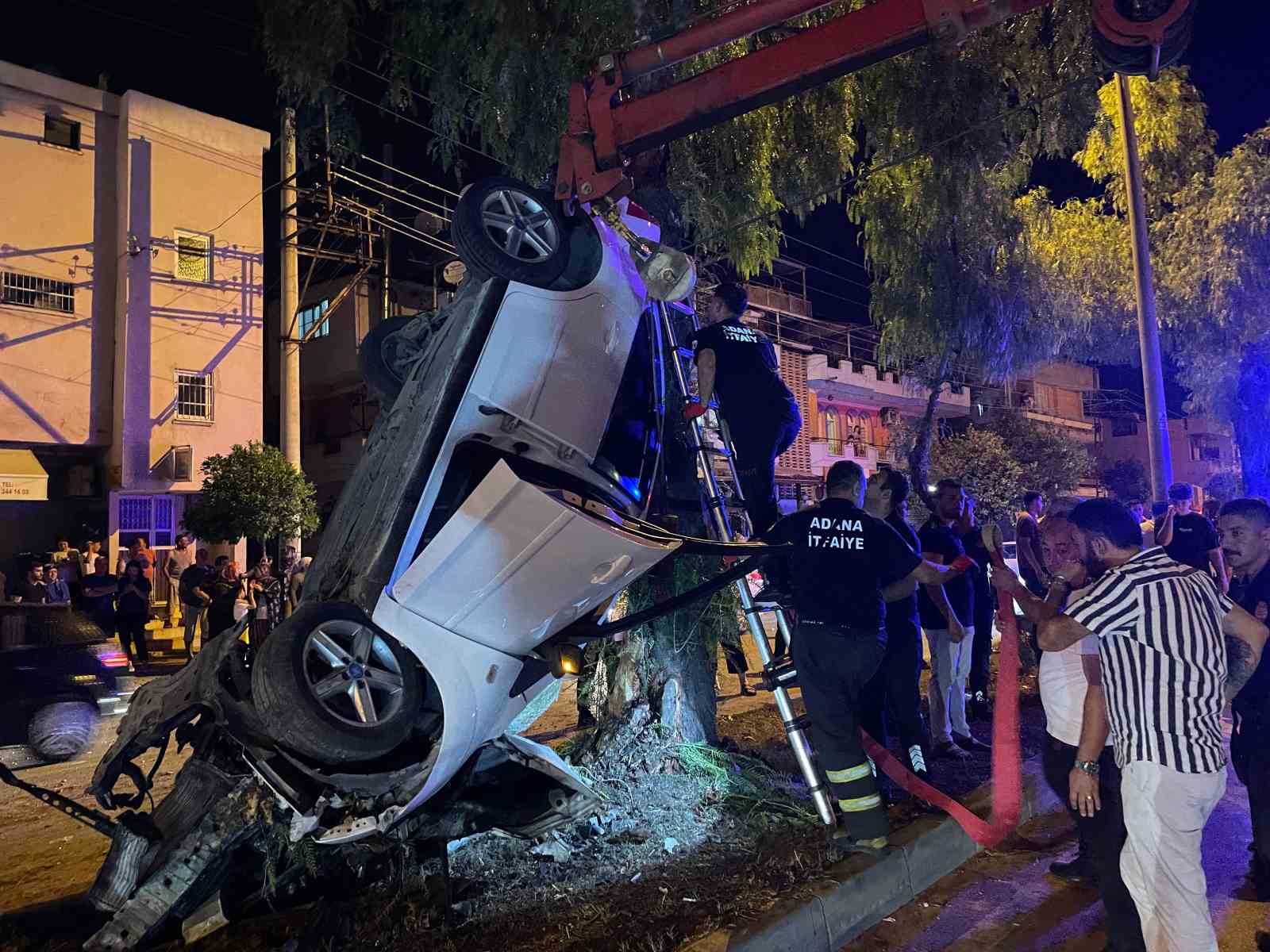 Adana’da kontrolden çıkan otomobil refüjde asılı kaldı: 5 yaralı
