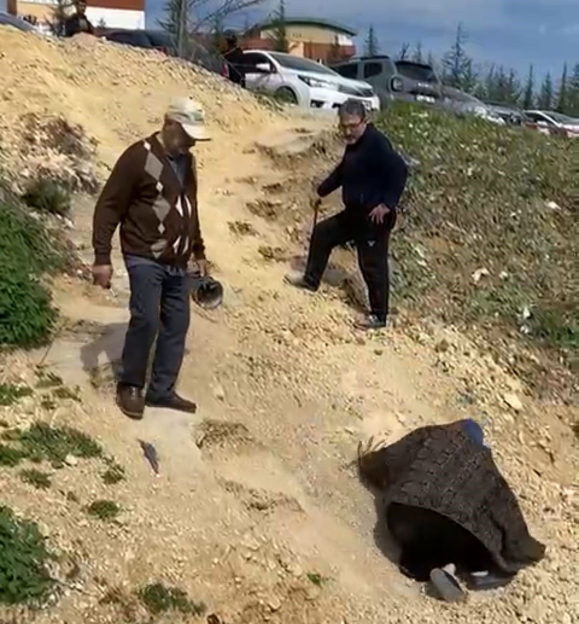 Hastanenin kestirme rampasında düştü: Yola tepki videosu çekerken biri daha düştü