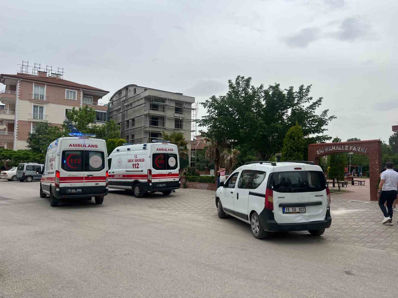 Liseli kızların sosyal medya kavgasını ayırmak için araya giren 2 kız bıçaklandı