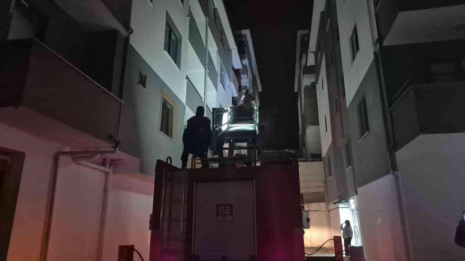 Evde uyuyakalan çocuk mahalleyi ayağa kaldırdı