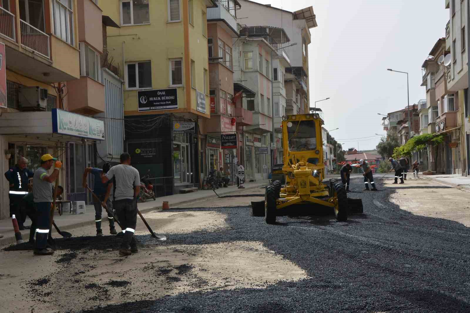 Demirci’de ana arterlere sıcak asfalt yapılıyor