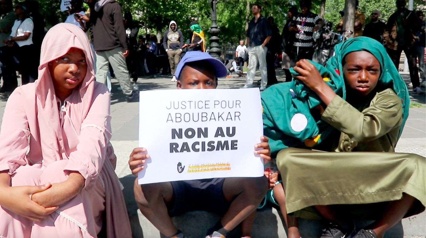 Fransa’da binlerce kişiden camide öldürülen Aboubakar için sessiz protesto