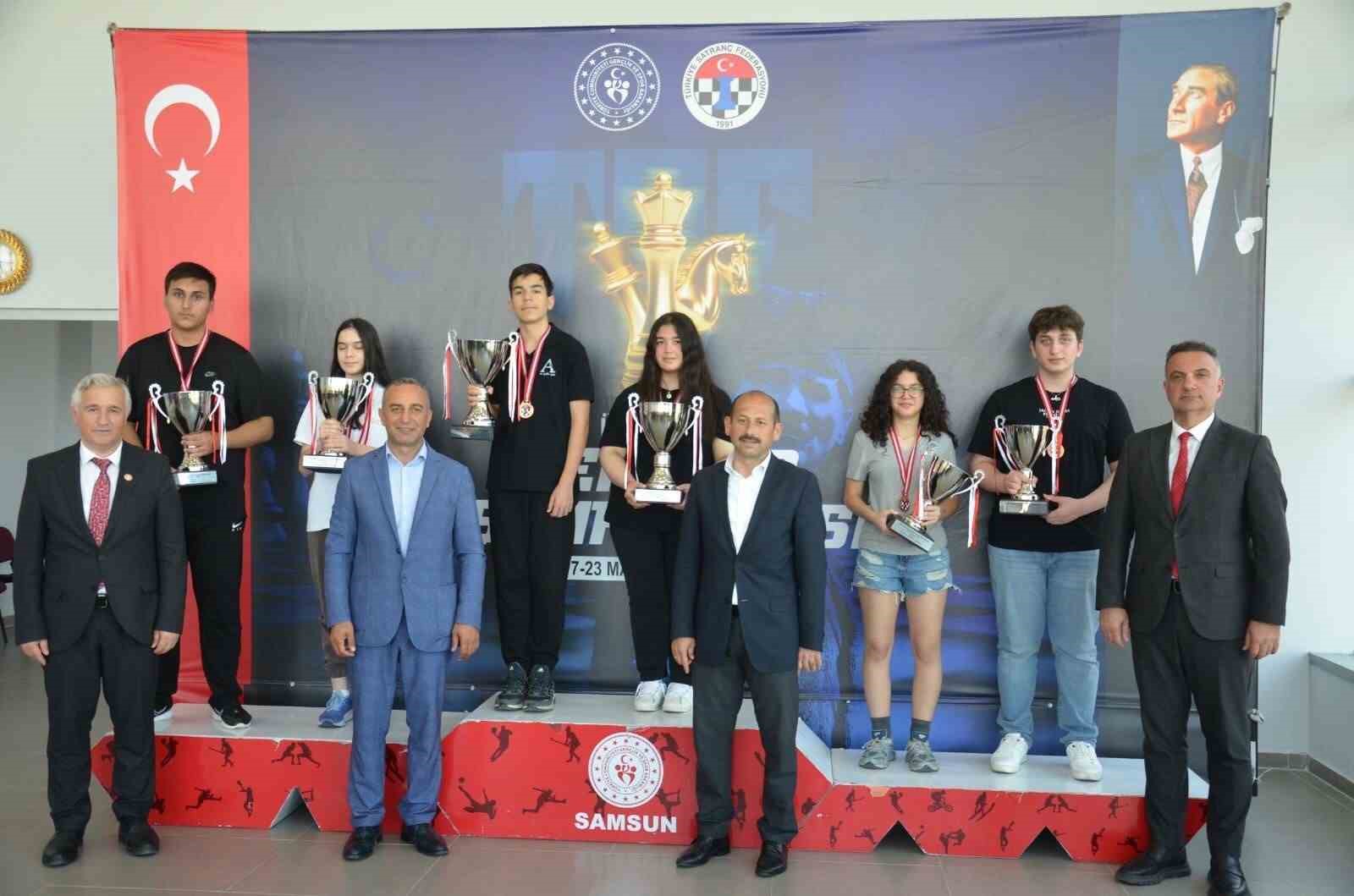 Satrançta gençler ve emektarlar kıyasıya mücadele etti