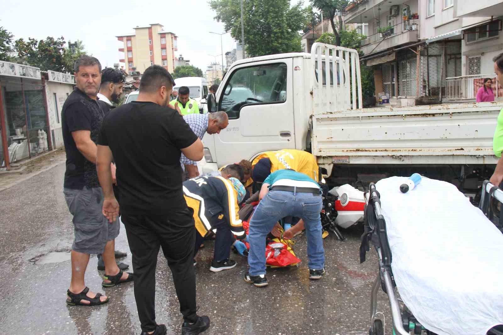Kamyonet ile çarpışan motosikletin sürücüsü yaralandı