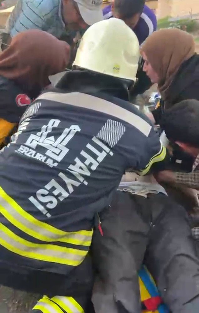 Çatıda fenalaşan adamın imdadına itfaiye koştu