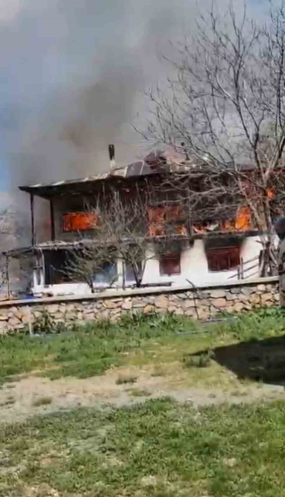 Saimbeyli’de yanan ev kullanılmaz hale geldi