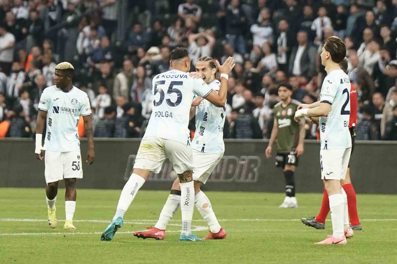 Trendyol Süper Lig: Beşiktaş: 2 - Adana Demirspor: 1 (İlk yarı)