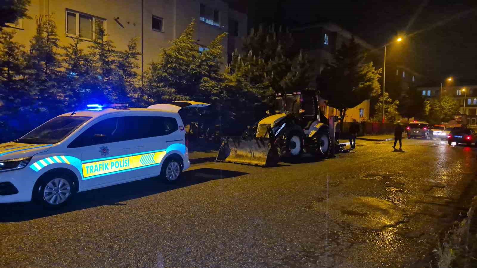 Motosiklet, park halindeki 10 tonluk iş makinesine çarptı: 2 yaralı