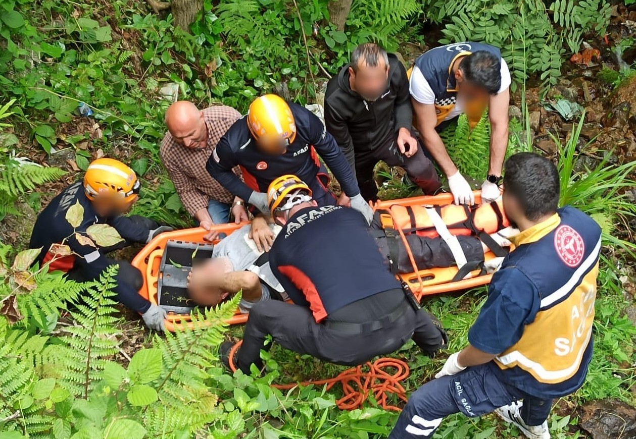 Arazide ağaç keserken yaralanan adamı ekipler kurtardı