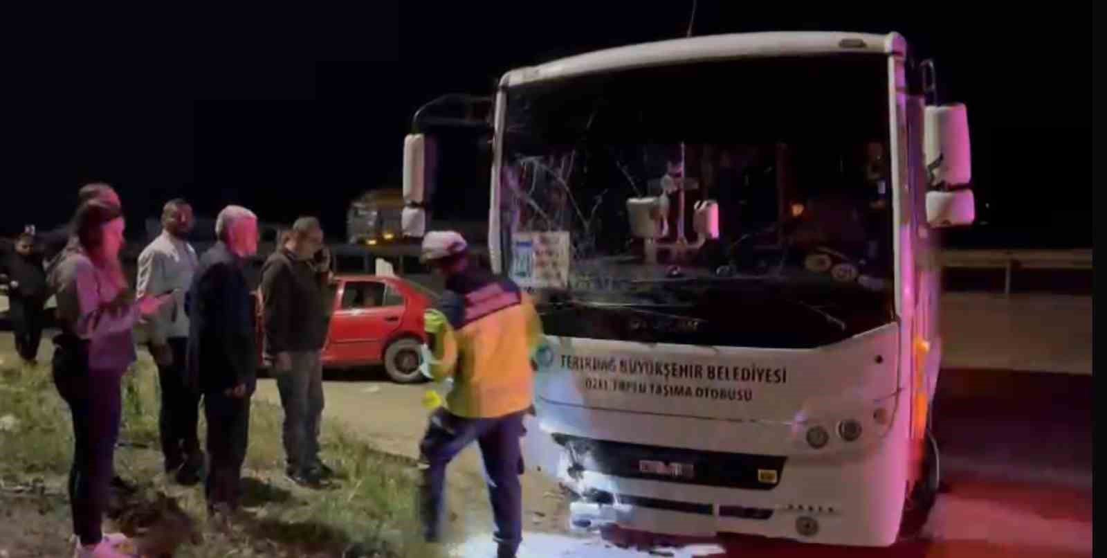 Tekirdağ’da otomobille minibüsün kafa kafaya çarpıştığı kaza kamerada: 1 ağır yaralı