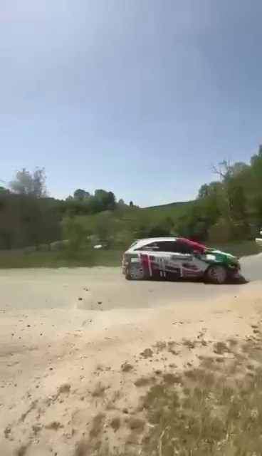 Ralli yarışında korku dolu anlar: Yarış aracı seyircilerin bulunduğıu bölgeye savruldu