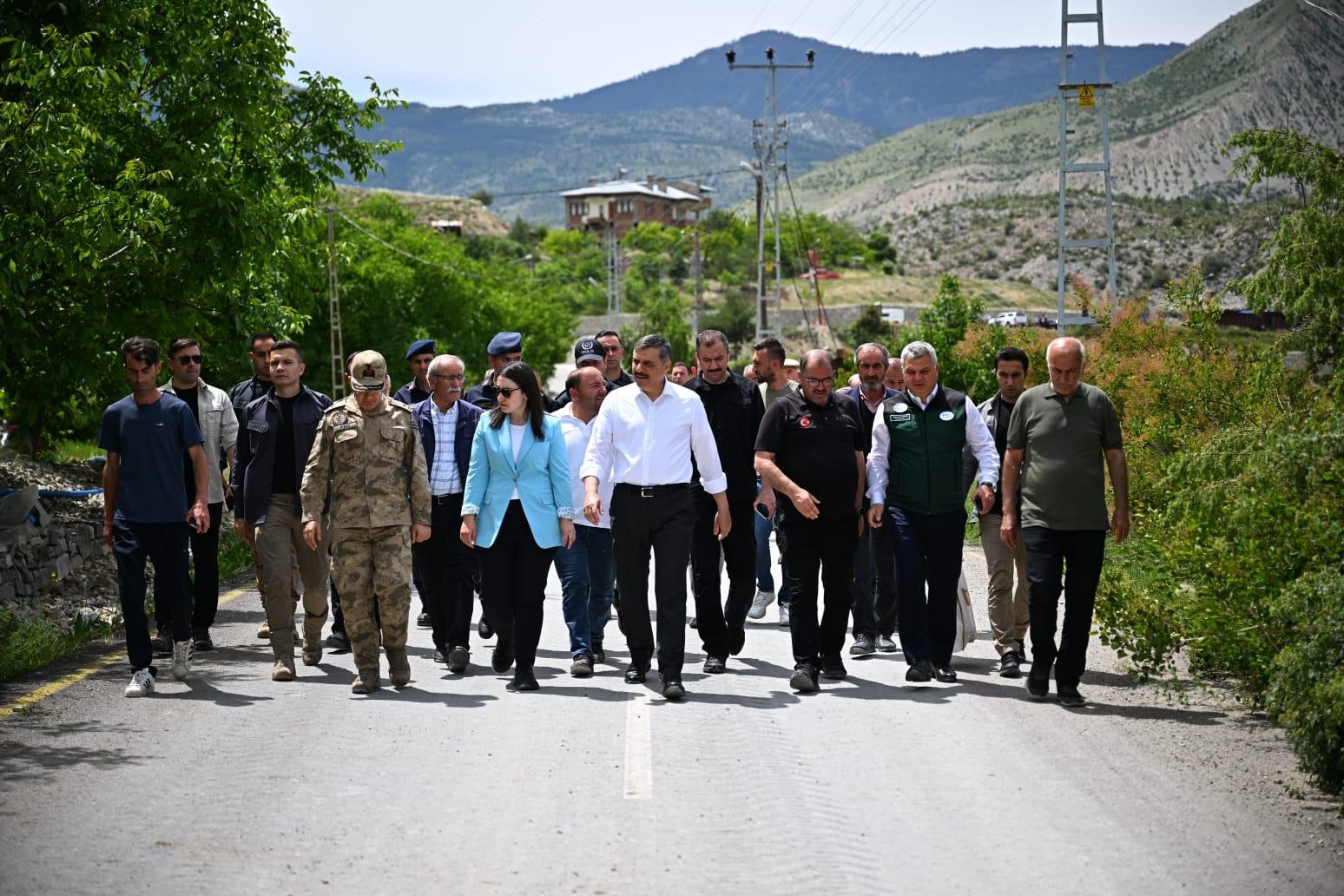 Vali Çiftçi, heyelan bölgesinde incelemelerde bulundu