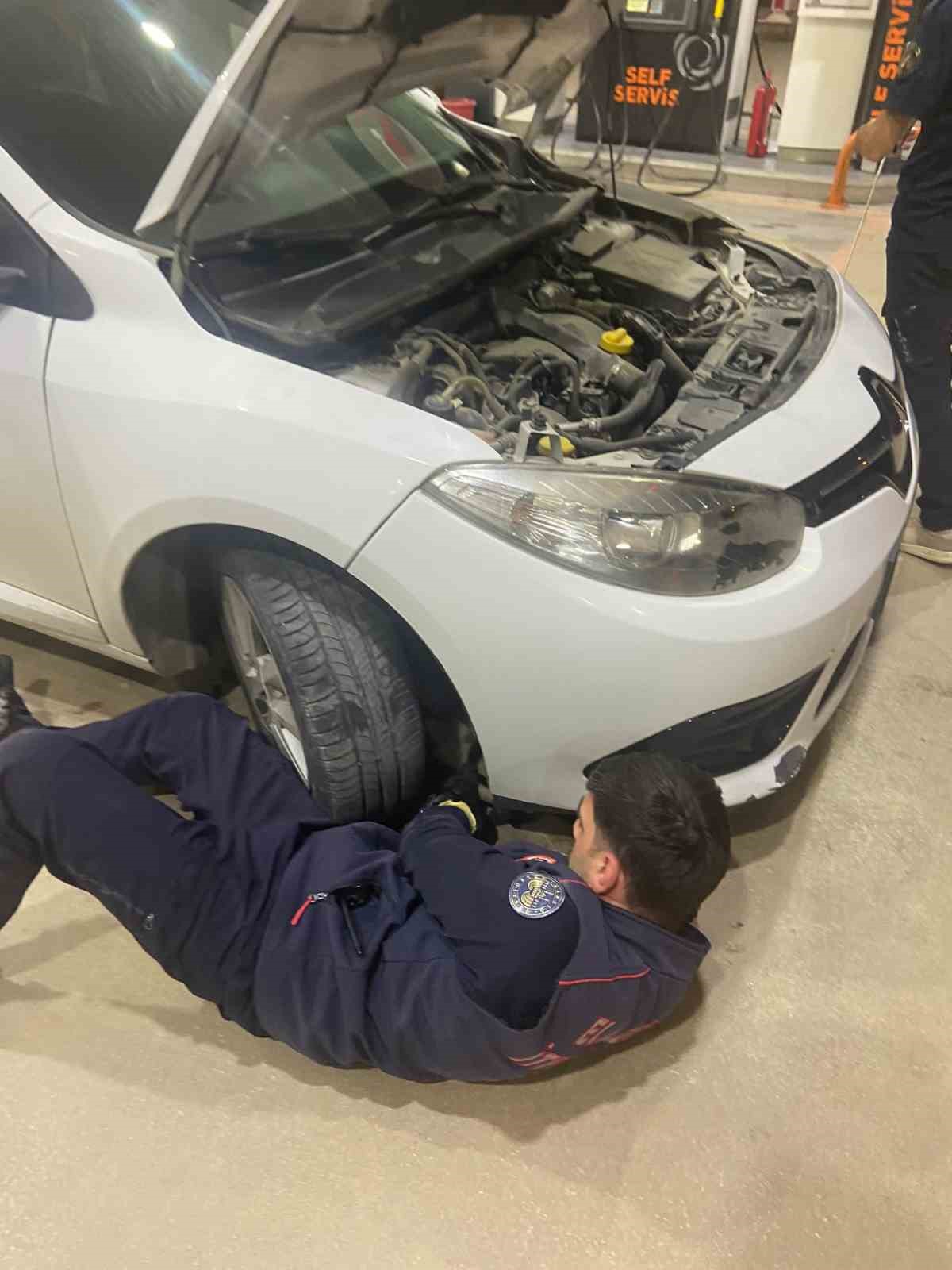 Elazığ’da aracın motor kısmına sıkışan kedi, itfaiye tarafından kurtarıldı