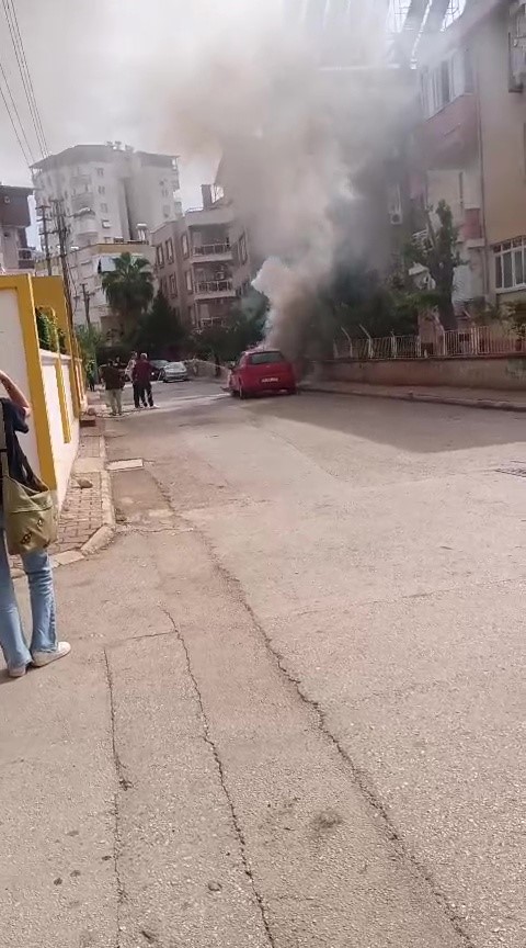 Otomobil alev alev yandı, görüntüyü çeken afacanların yorumları gülümsetti