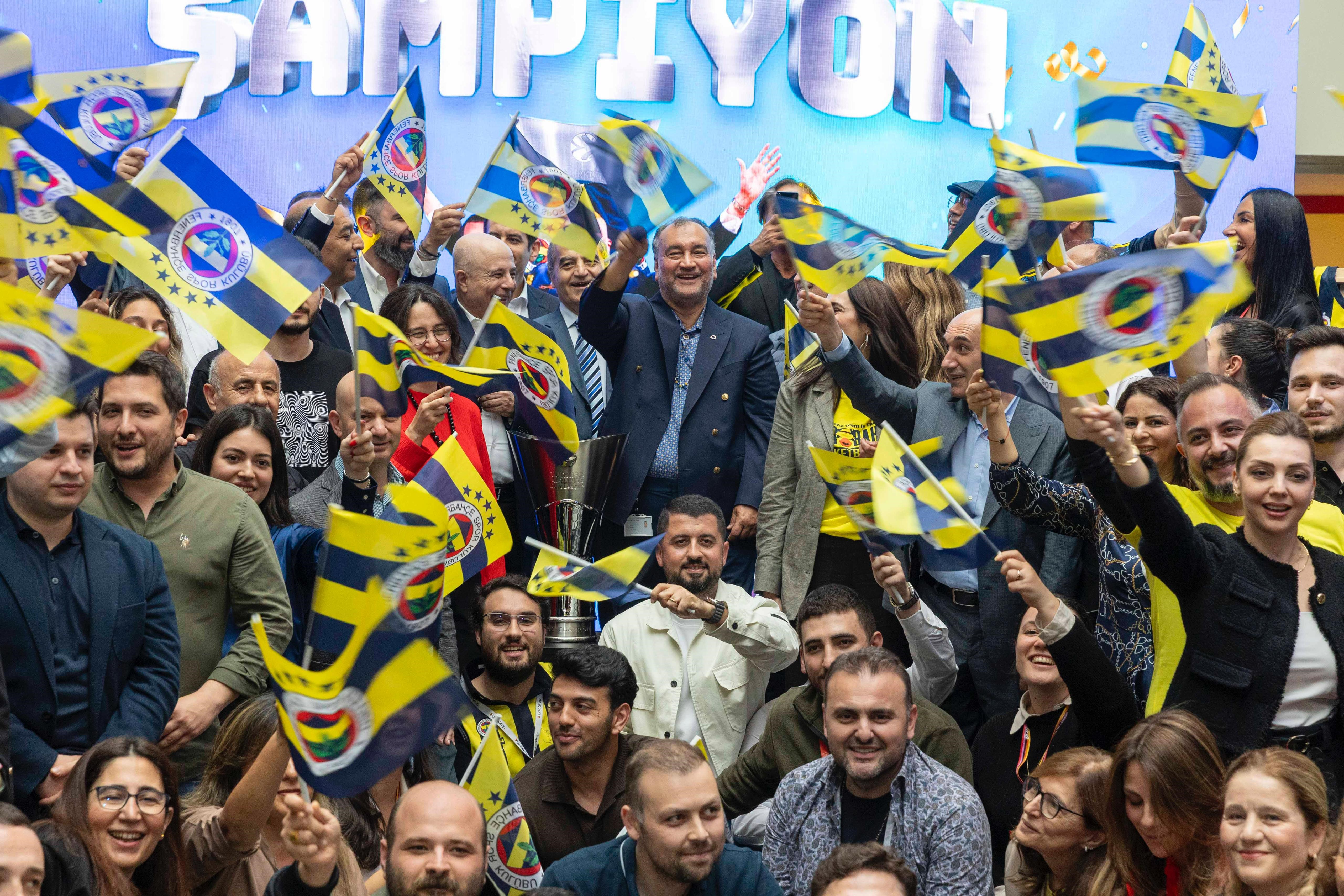Fenerbahçe’nin Euroleague zaferi Yıldız Holding’de coşkuyla kutlandı