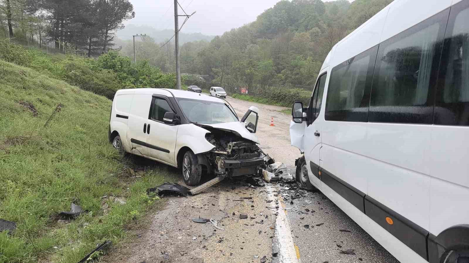 İşçileri taşıyan servis minibüsü ile hafif ticari araç çarpıştı: 13 yaralı