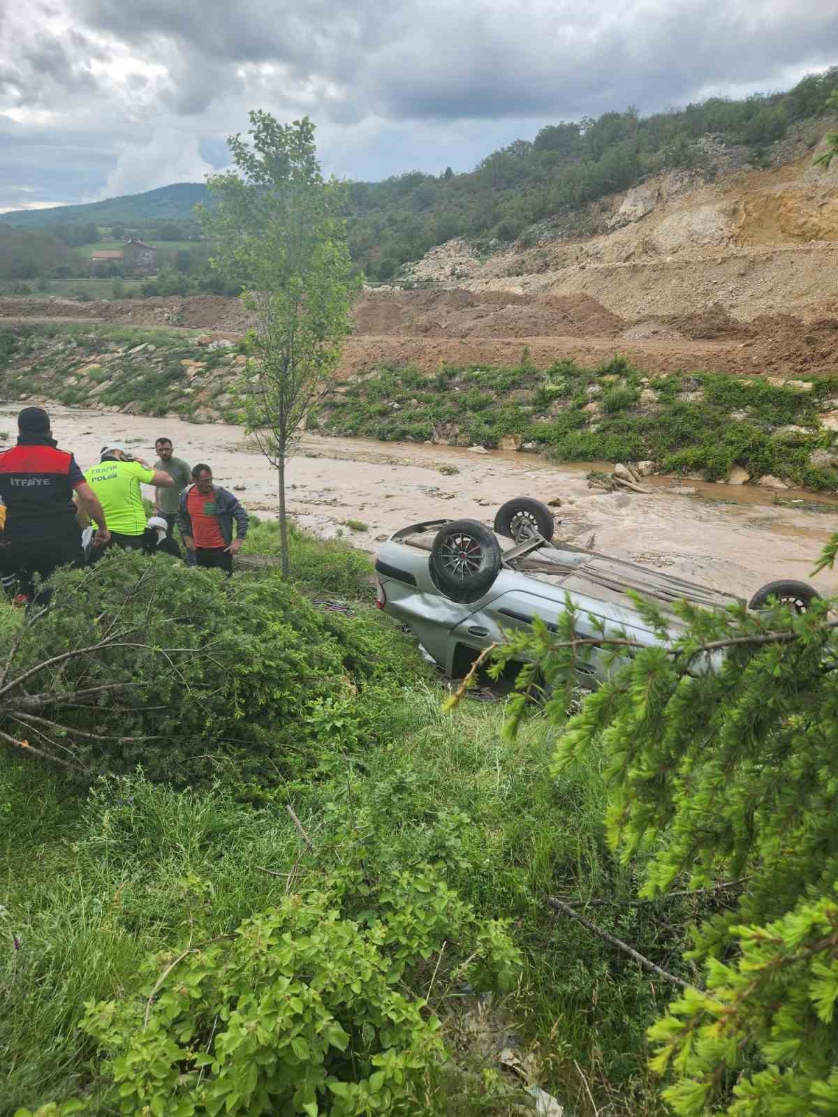Karabük’te kontrolden çıkan otomobil dere kenarına devrildi: 5 kişi yaralandı