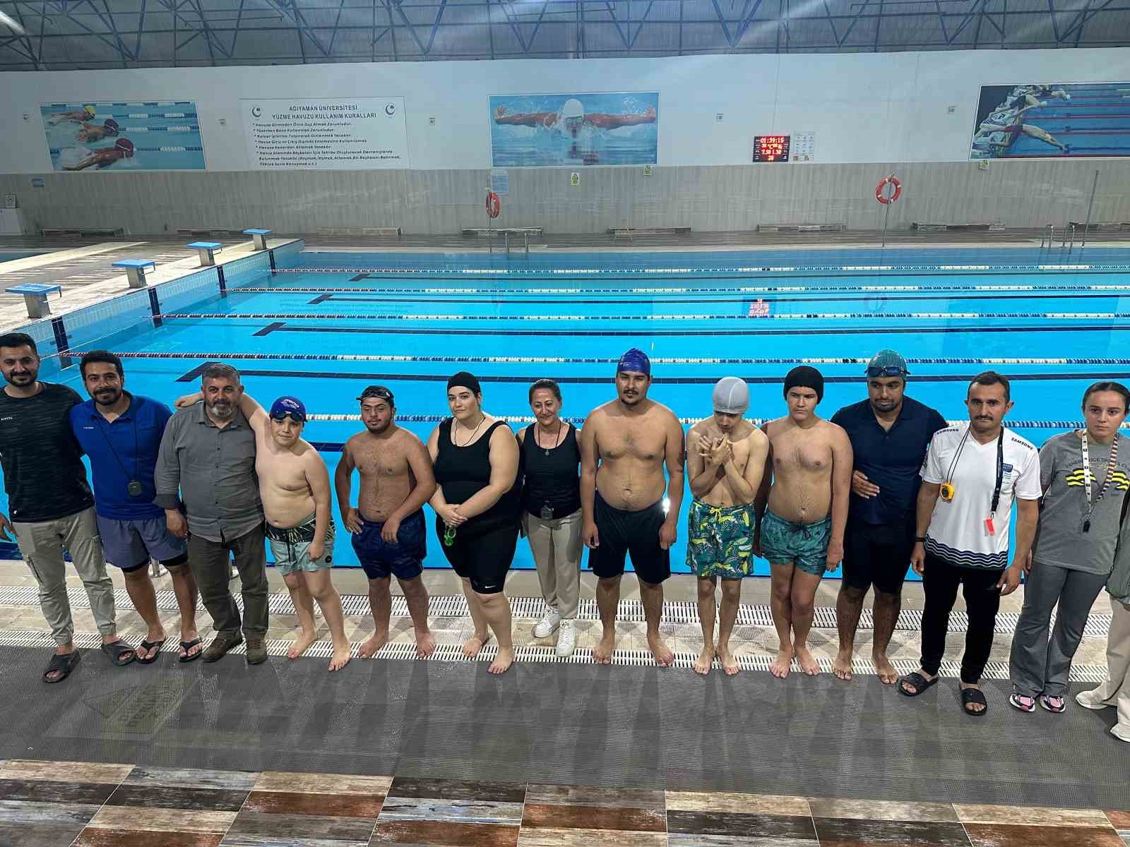 Özel sporcuların yüzme yarışında renkli görüntüler ortaya çıktı