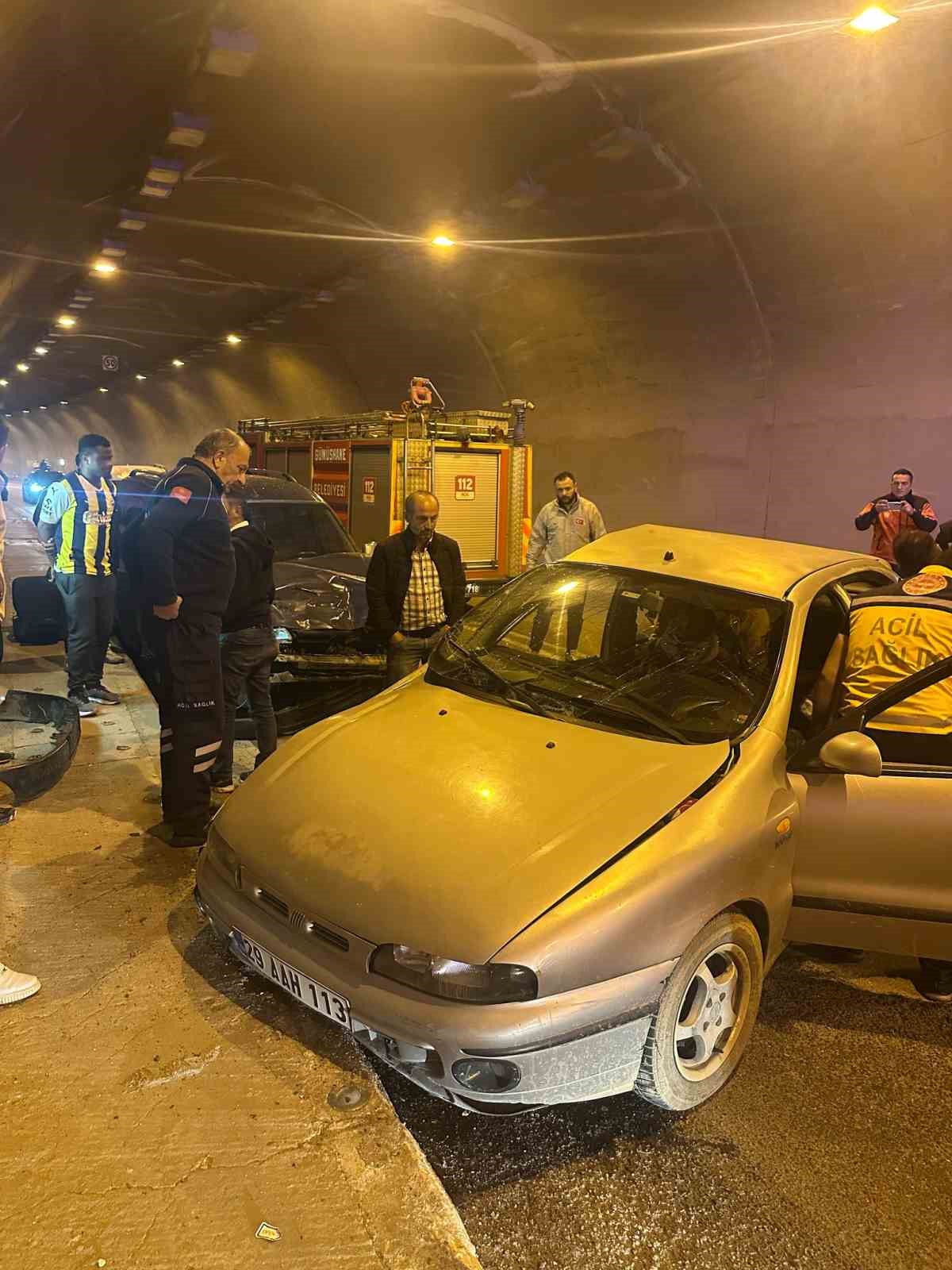 Tünelde yapılan sollama kazayla sonuçlandı: 2’si çocuk 5 yaralı