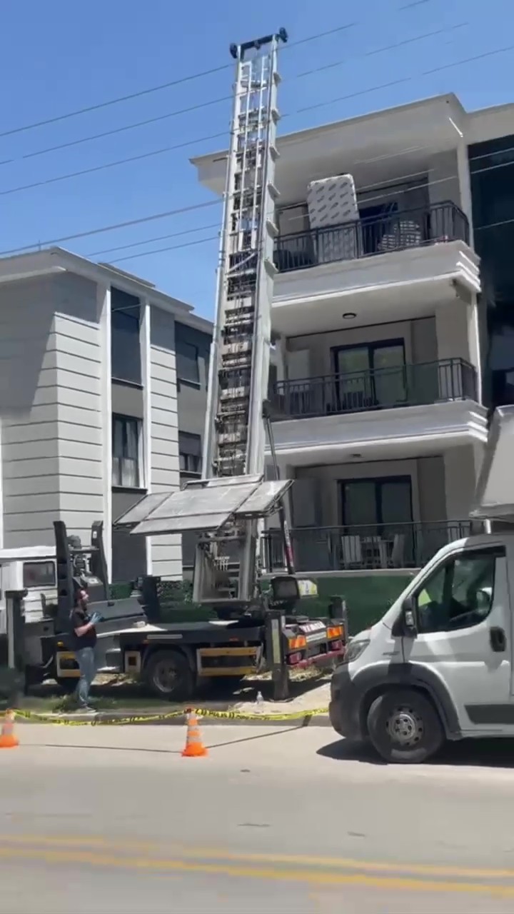 Elektrik telliyle temas eden nakliye asansöründe akıma kapılan genç hayatını kaybetti