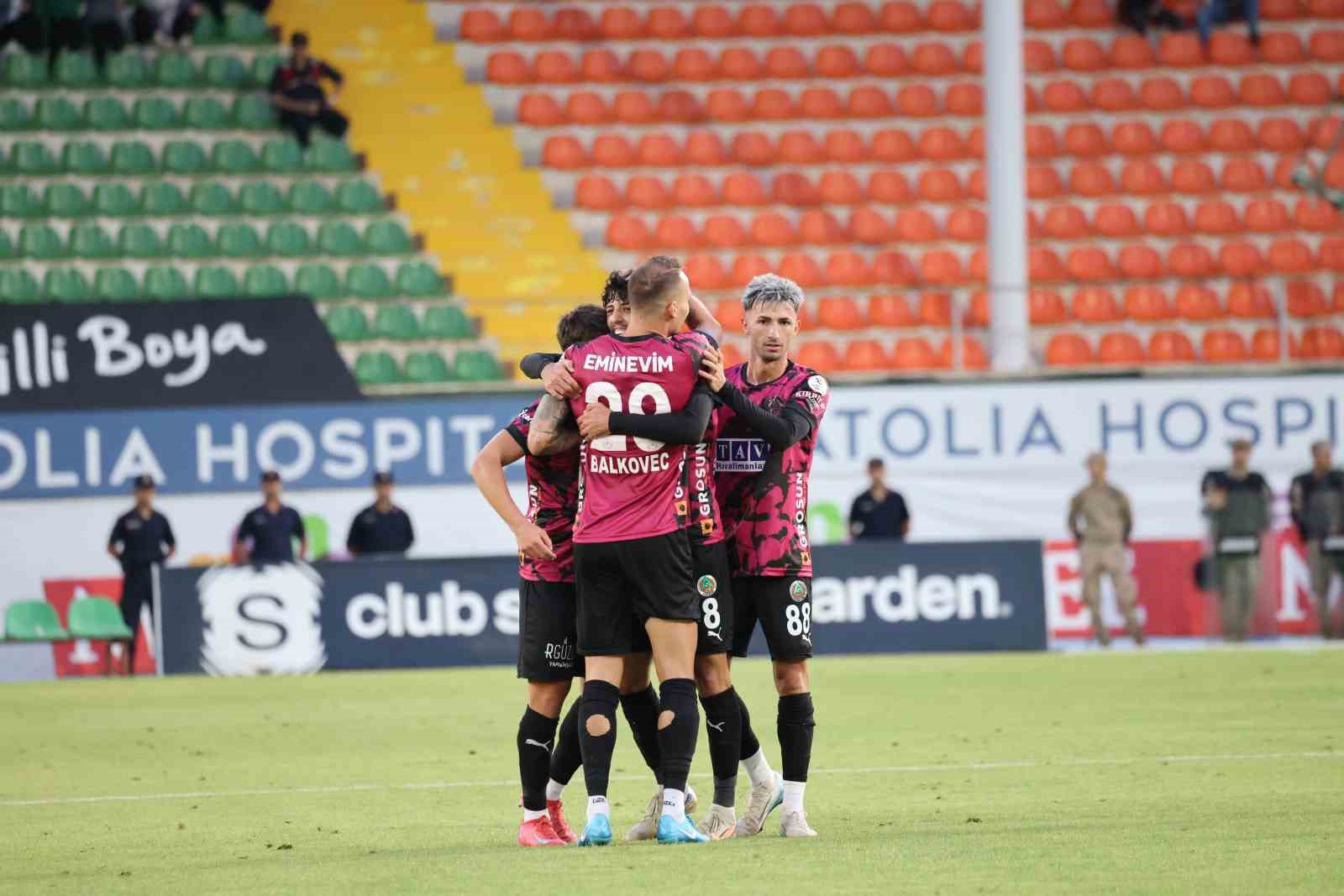 Trendyol Süper Lig: Alanyaspor: 1 - Sivasspor: 0 (İlk yarı)