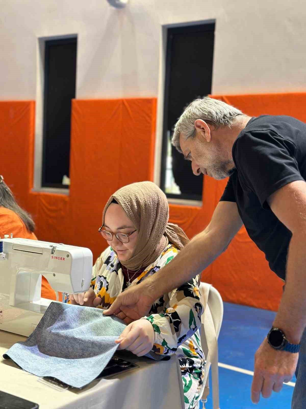 Atık malzemeler gençlerin elinde çantaya dönüştü