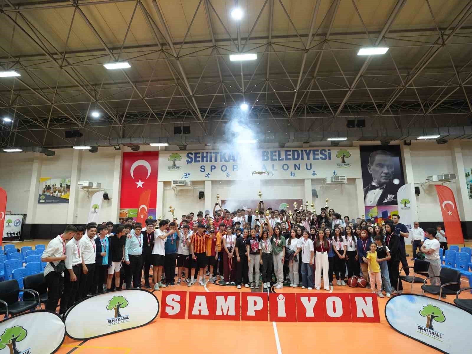 Şehitkamil’de başarılı sporcular ödüllendirildi