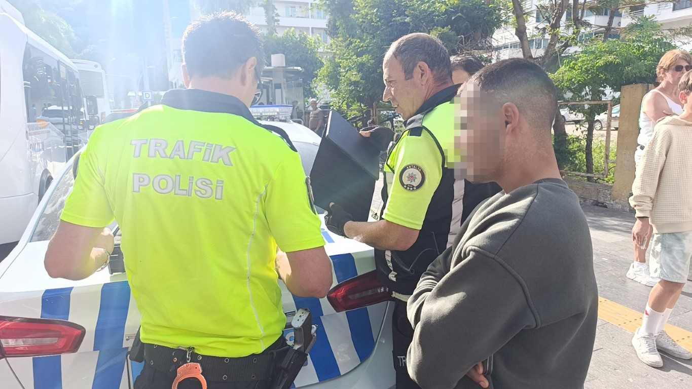 Ehliyetsiz ve alkollü sürücü 2 günlük son model cipe çarptı, araç sahipleri çileden çıktı