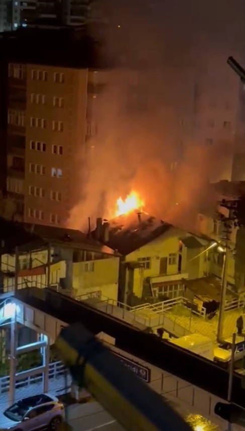 Gümüşhane’de müstakil evde çıkan yangın, yanındaki eve de sıçradı